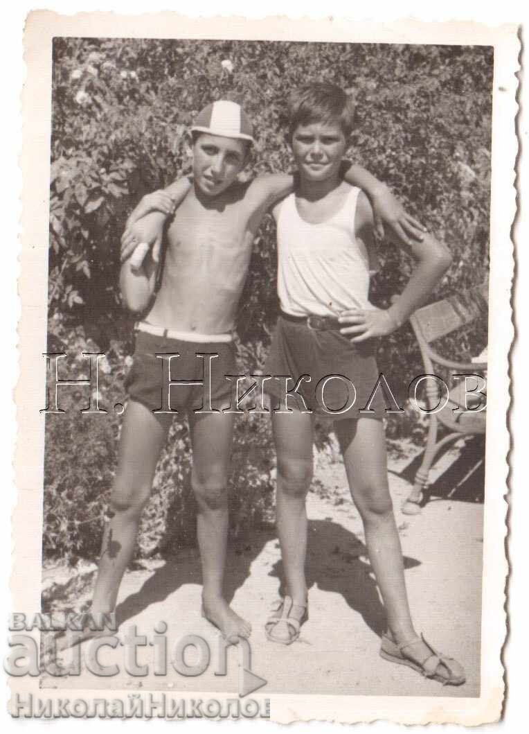1941 SMALL OLD PHOTO VARNA TWO YOUNG MEN ON THE BEACH D793