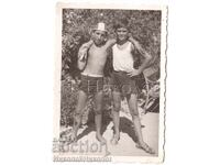 1941 SMALL OLD PHOTO VARNA TWO YOUNG MEN ON THE BEACH D793
