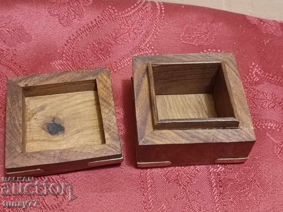 Delivery of Beautiful massive box with brass fittings Elephants