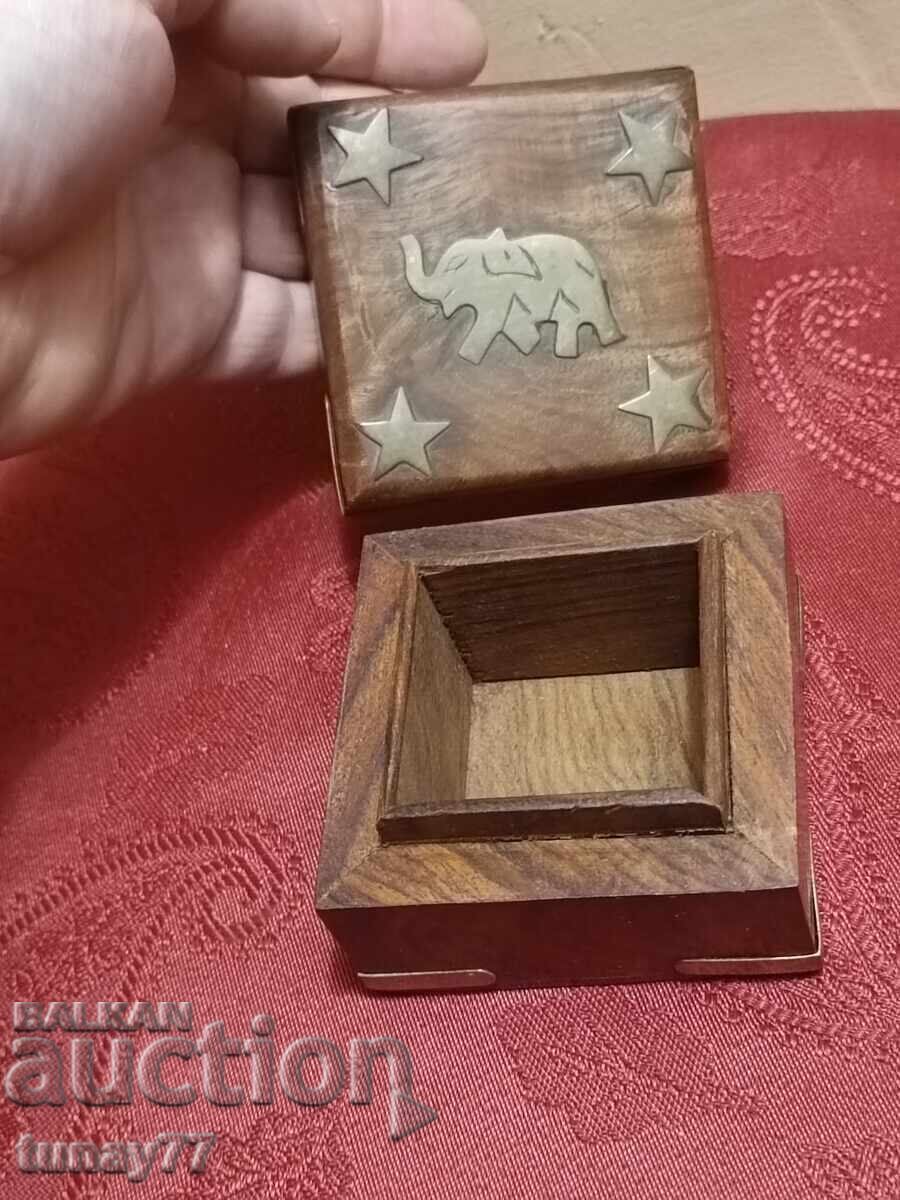 Beautiful massive box with brass fittings Elephants - 5