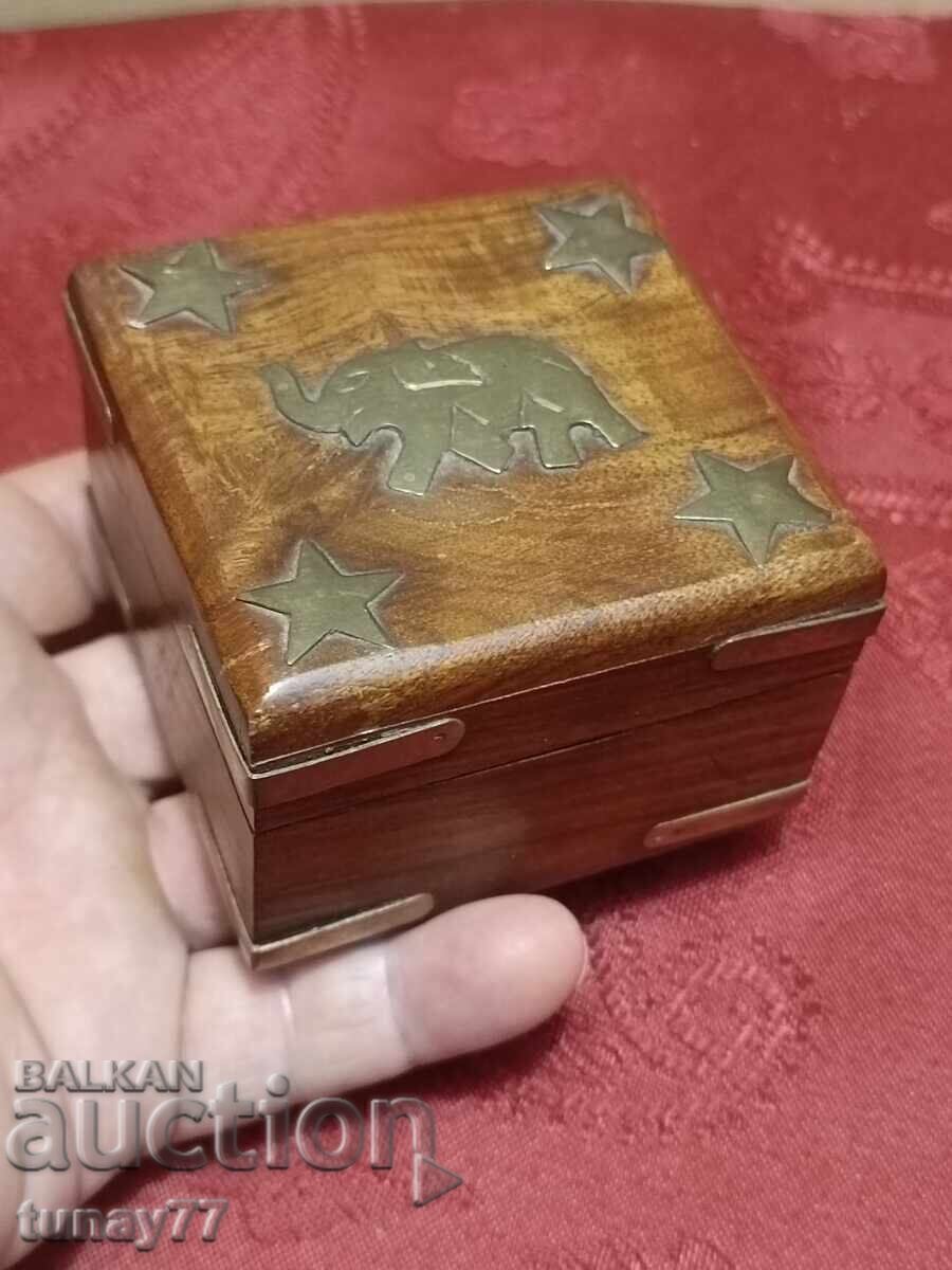 Beautiful massive box with brass fittings Elephants - 7