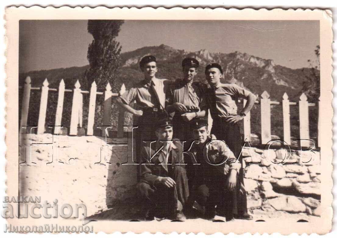 1946 МАЛКА СТАРА СНИМКА БАЧКОВСКИ МАНАСТИР ГИМНАЗИСТИ Д804