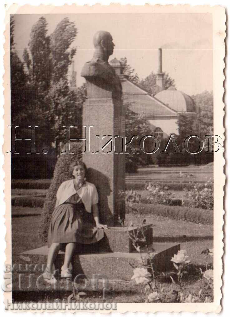 1944 FOTOGRAFIE MICĂ VECHE Vidin FATĂ ÎN FAȚA MONUMENTULUI D811