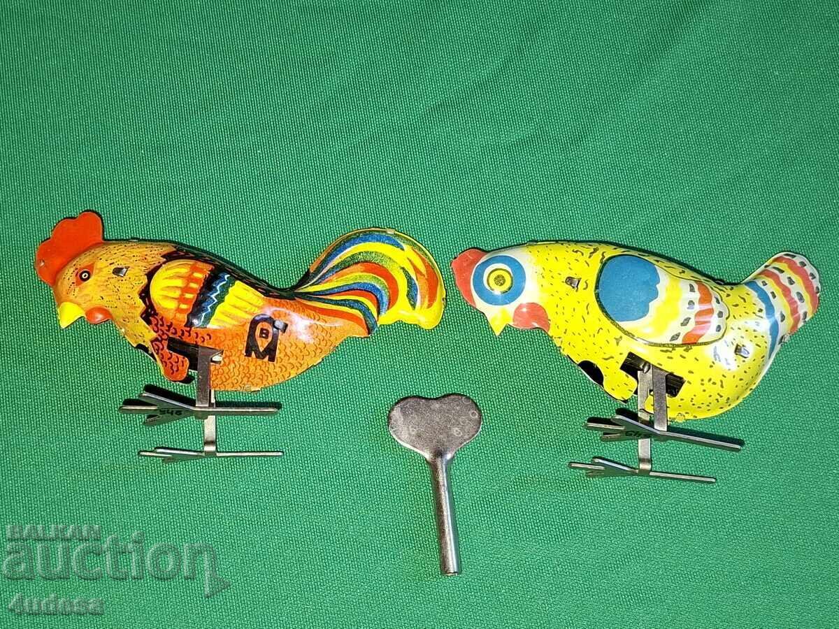 2 jucării vechi rusești mecanice din tablă, Cocoș și Găină cu preț € 30.68 | 60.00 BGN 2 jucării vechi rusești mecanice din tablă, Cocoș și Găină cu preț € 30.68 | 60.00 BGN