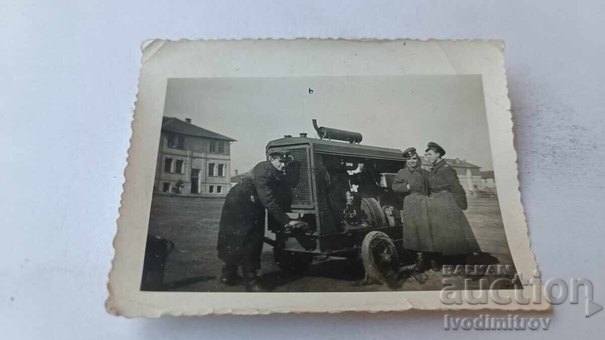 Φωτογραφία Τριών Σερζάντων μπροστά από κινητή ντίζελ γεννήτρια