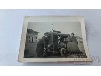 Снимка Трима сержанти пред мобилен дизел генератор