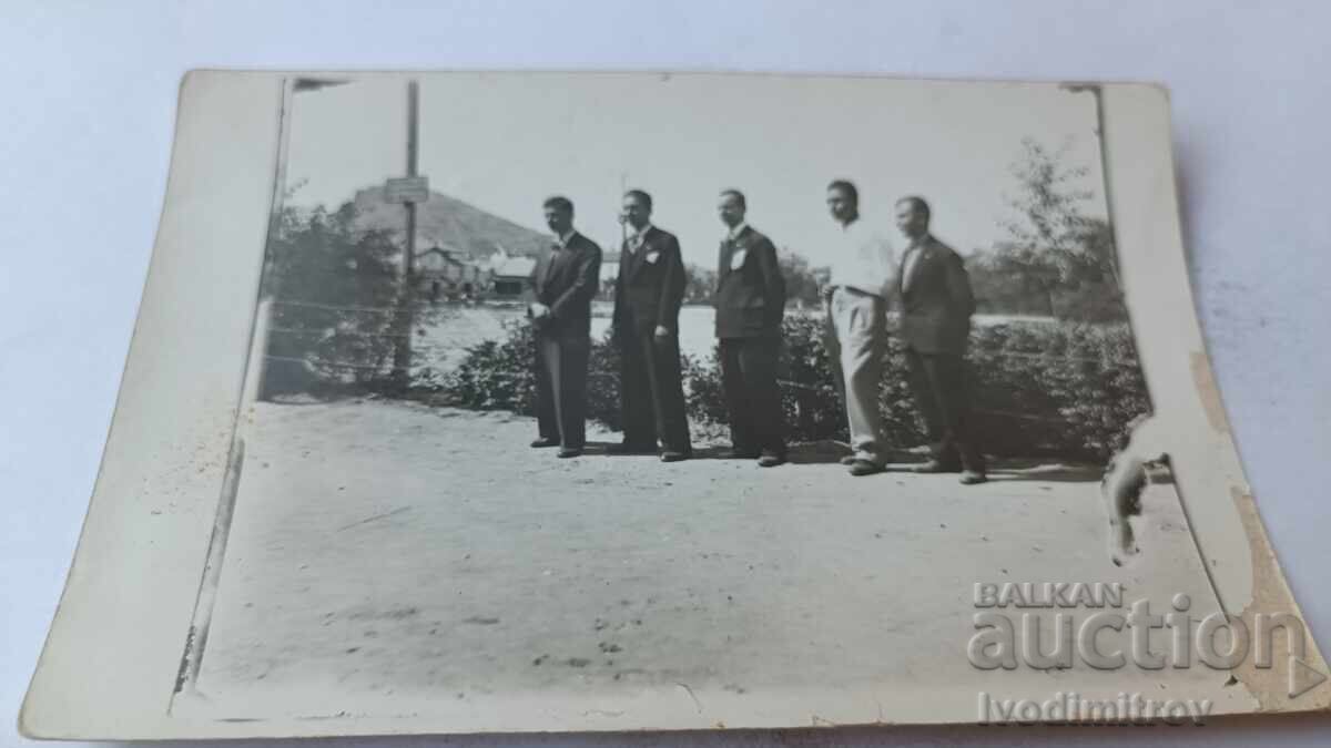 Φωτογραφία Πέντε ανδρών δίπλα σε υδάτινο στοιχείο Φωτογραφία Πέντε ανδρών δίπλα σε υδάτινο στοιχείο