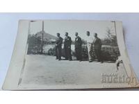 Φωτογραφία Πέντε ανδρών δίπλα σε υδάτινο στοιχείο