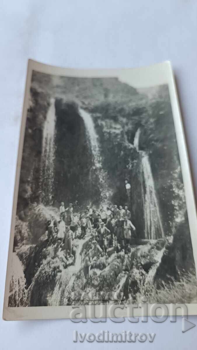 Fotografie Tineri bărbați în fața unei cascade triple Fotografie Tineri bărbați în fața unei cascade triple