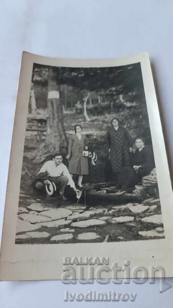 Φωτογραφία Άνδρας και τρεις γυναίκες στο πάρκο