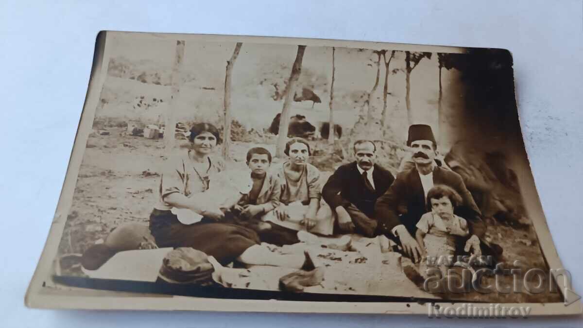 Снимка Мъже жени и деца на пикник