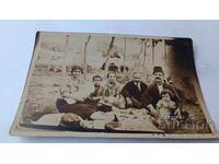 Снимка Мъже жени и деца на пикник