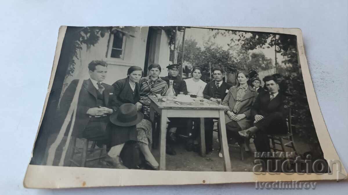 Fotografie Bărbați și femei la o băutură