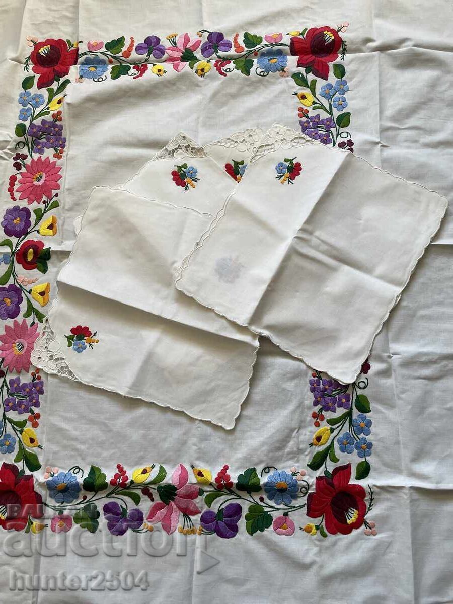 Κουβέρτα και 6 πετσέτες, χειροποίητο κέντημα με τιμή € 61.95 | 121.16 BGN Κουβέρτα και 6 πετσέτες, χειροποίητο κέντημα με τιμή € 61.95 | 121.16 BGN