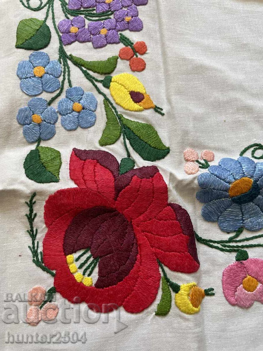 Auction  Tablecloth and 6 napkins, hand embroidered