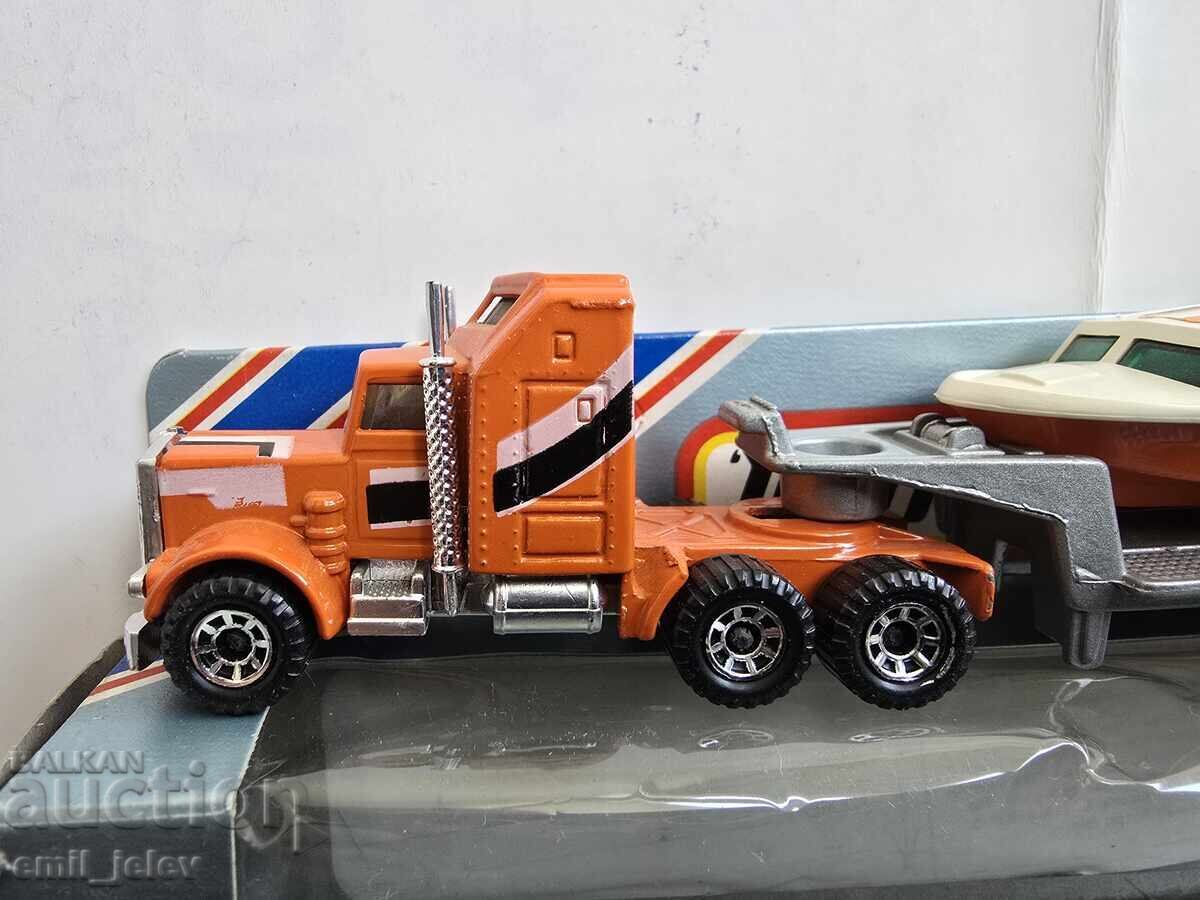 MATCHBOX CONVOY-CY4 Kenworth Transportor de Bărci cu Camion cutie originală cu preț 50.00 BGN | € 25.56