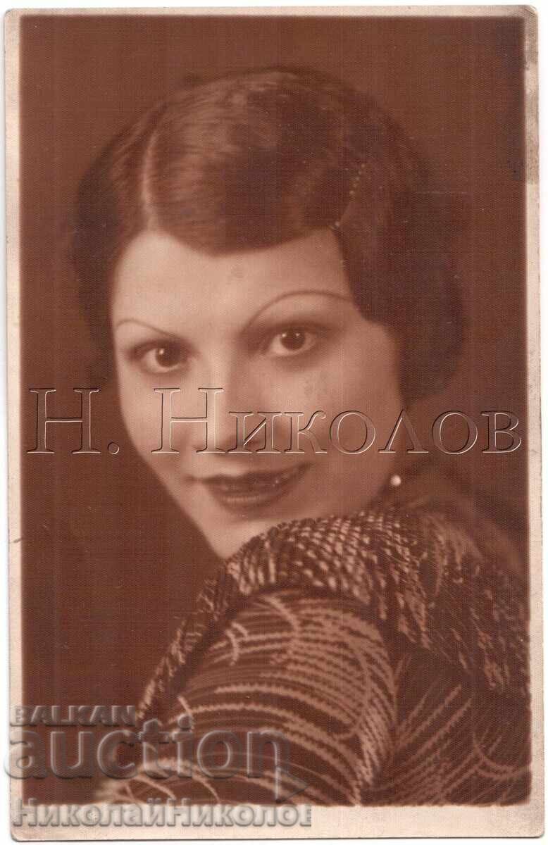 1942 ΠΑΛΙΑ ΦΩΤΟΓΡΑΦΙΑ ΟΜΟΡΦΗ ΚΥΡΙΑ ΜΕ ΣΧΕΔΙΑΣΜΕΝΑ ΦΡΥΔΙΑ Δ857