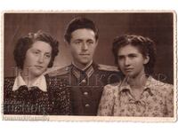 1951 ΠΑΛΙΑ ΦΩΤΟΓΡΑΦΙΑ ΣΤΡΑΤΙΩΤΗ ΜΕ ΤΗΝ ΟΙΚΟΓΕΝΕΙΑ ΤΟΥ ΣΕ ΣΤΟΥΝΤΙΟ Δ858