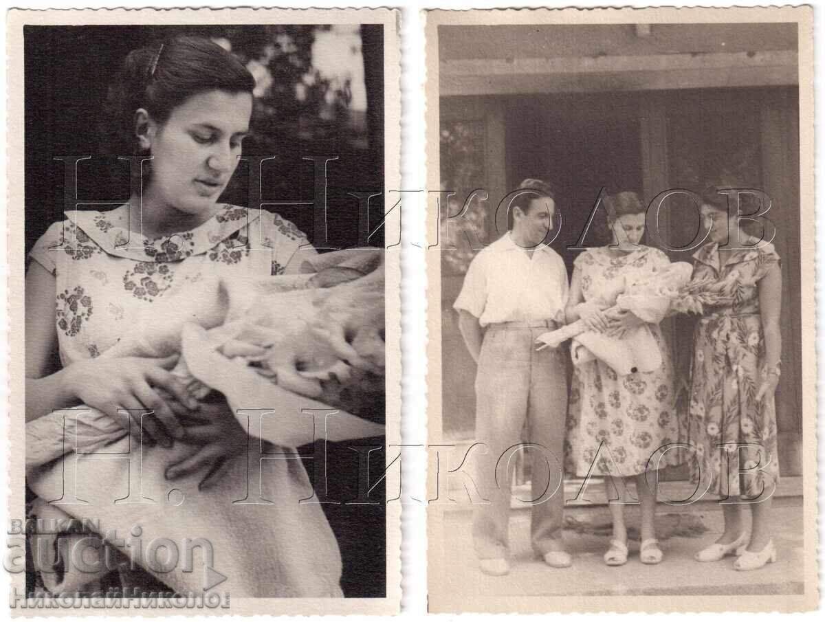 LOT 2x POZE VECHI PĂRINȚI CU BEBELUȘ ÎN FAȚA MATERNITĂȚII D860