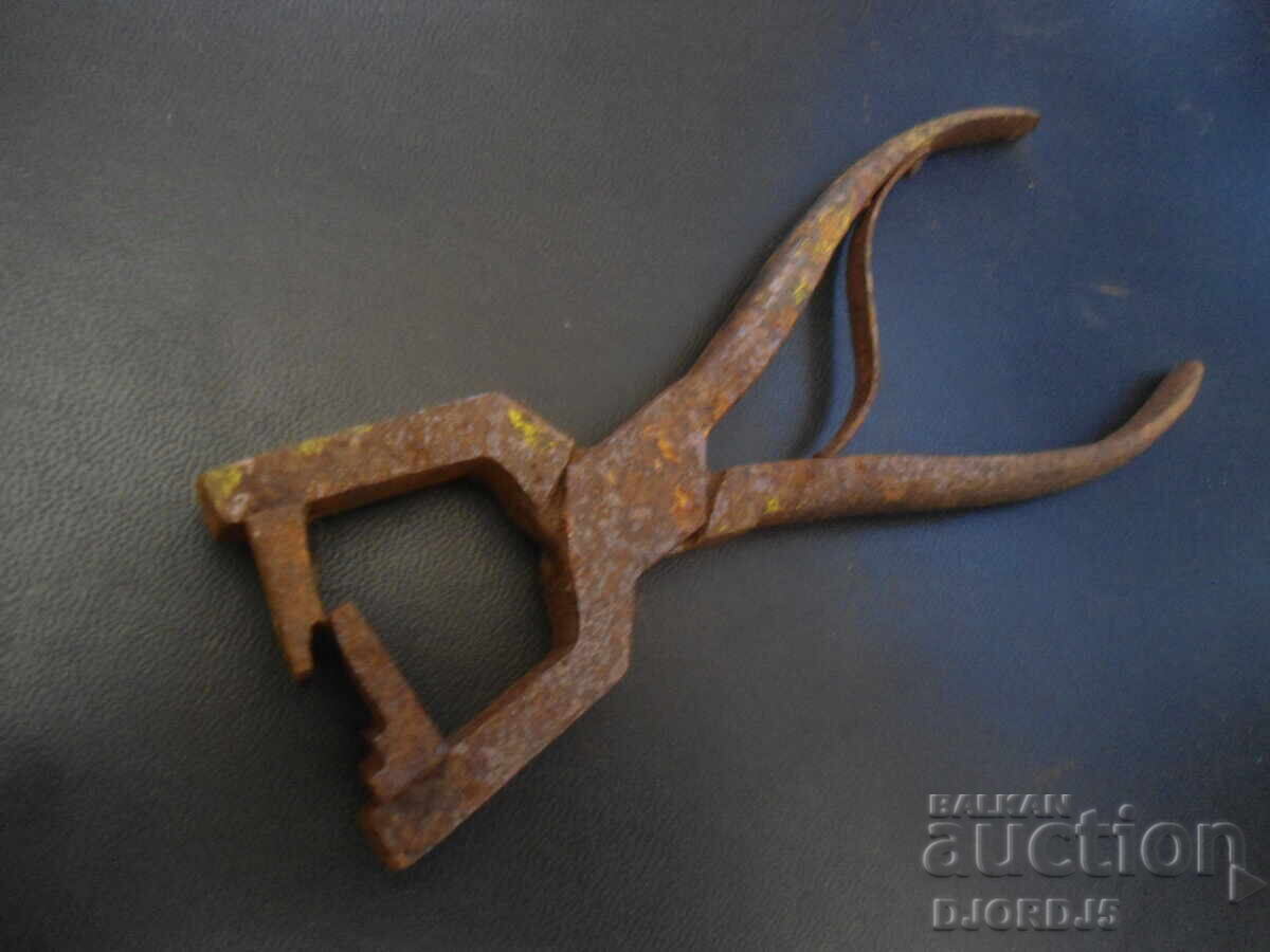 Clești de specialitate vechi cu preț 8.00 BGN | € 4.09 Clești de specialitate vechi cu preț 8.00 BGN | € 4.09