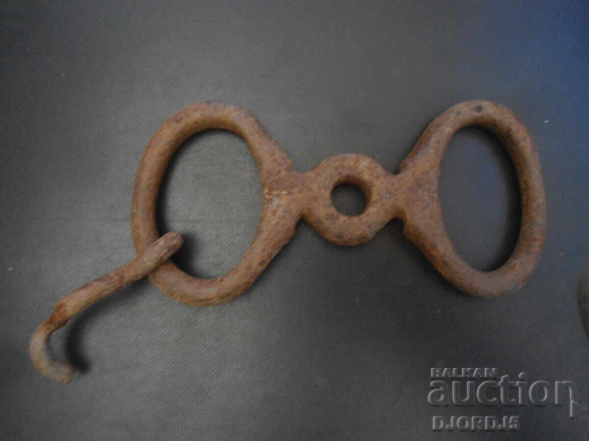 Παλιό σφυρήλατο σίδερο με τιμή 3.00 BGN | € 1.53