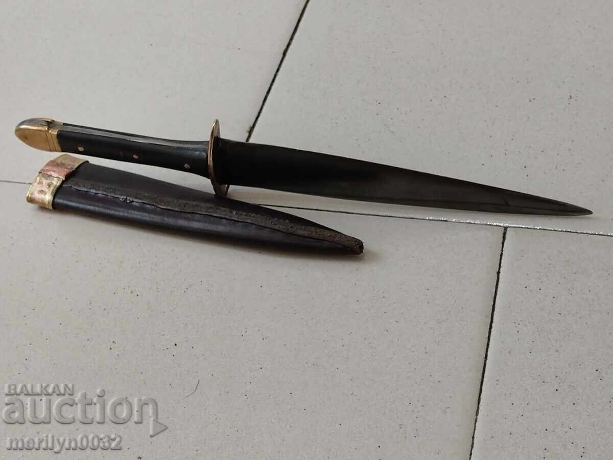 Аукцион Габровска кама чирени от биволски рог и кания двуостър нож