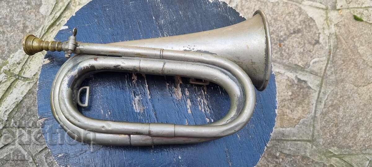 Vechi tub militar. Instrument muzical Vechi tub militar. Instrument muzical