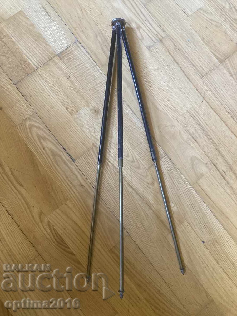 Παλιό τρίποδο με τιμή 18.00 BGN | € 9.20