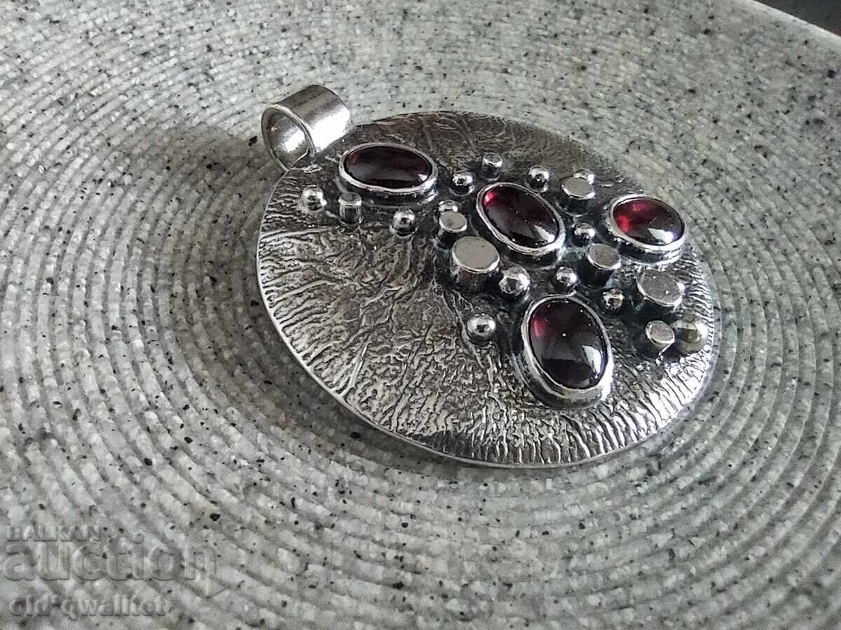 Medalion - argint, lucrat manual, cu Almandin - Granada cu preț 397.00 BGN | € 202.98