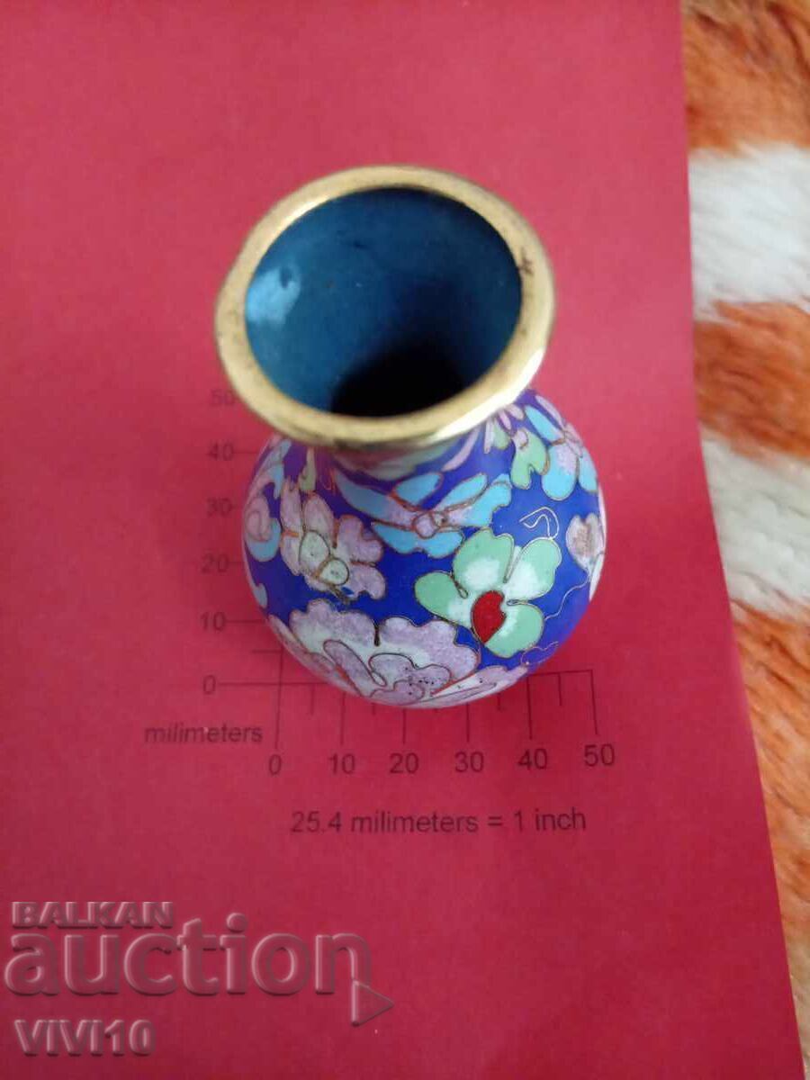 Vază veche email, cloisonné cu preț € 30.00 | 58.68 BGN Vază veche email, cloisonné cu preț € 30.00 | 58.68 BGN