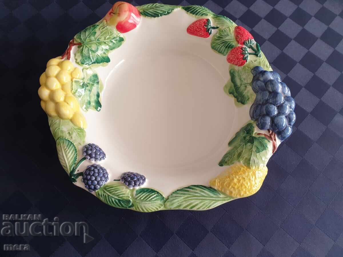 Fructieră din porțelan italian cu fructe în relief cu preț 35.00 BGN | € 17.90