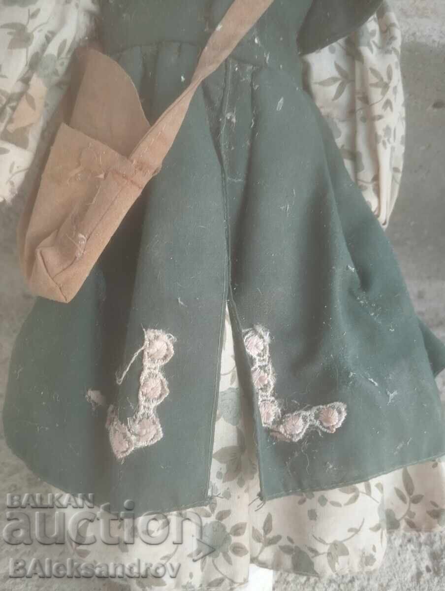 Licitație Cana veche cu picioare din porțelan