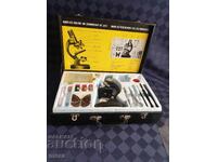 Microscop cu set de accesorii în valiză