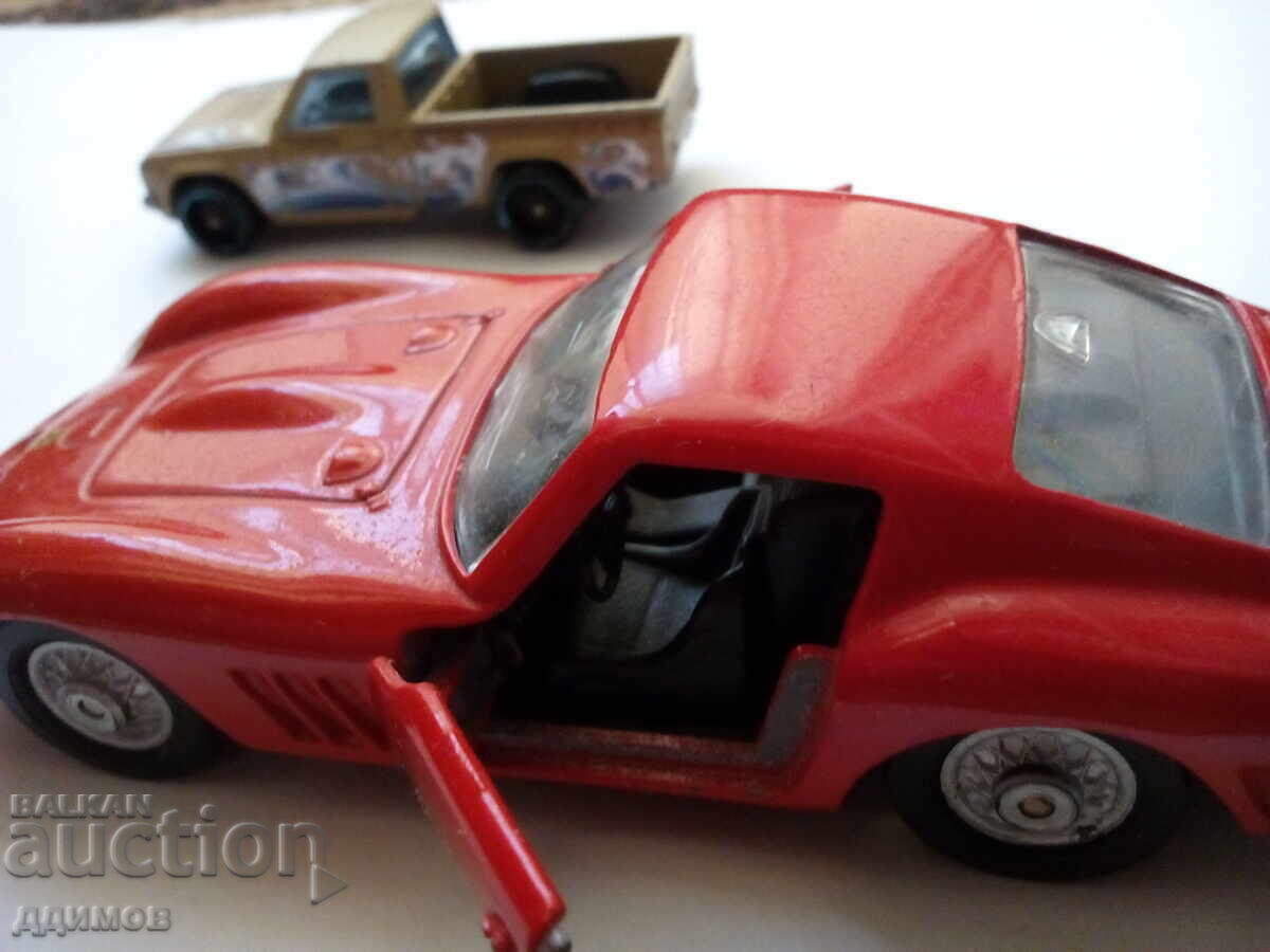 Licitație Ferrari și Mazda, două mașinuțe metalice Licitație Ferrari și Mazda, două mașinuțe metalice