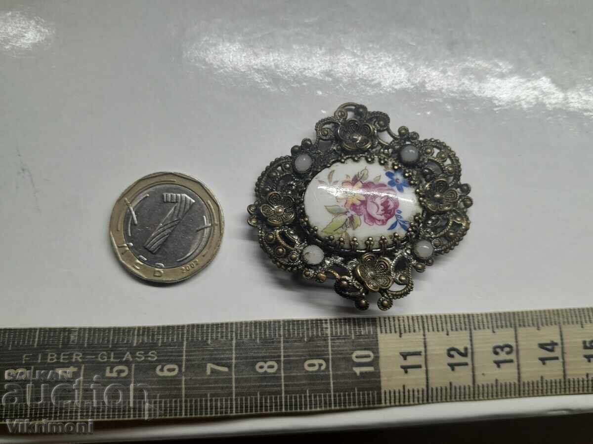 Broșă Art Deco, porțelan, filigran, granulație, flori cu preț € 28.12 | 55.00 BGN