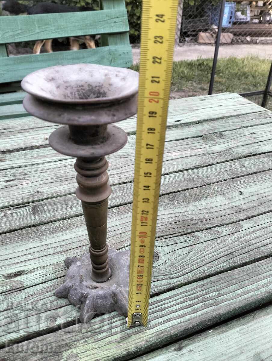 Стар масивен бронзов свещник с цена 49.99 лв. | € 25.56