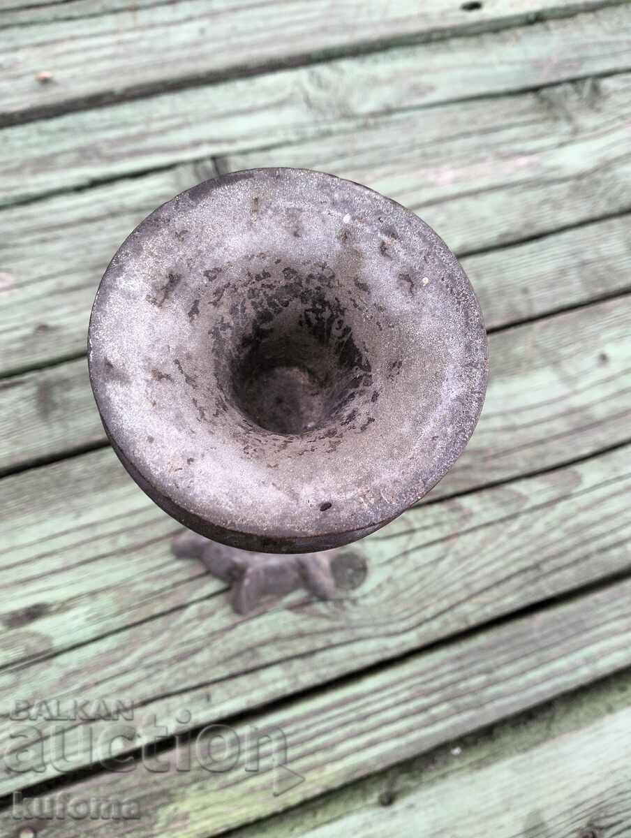 Livrarea Suport de lumânare vechi din bronz masiv