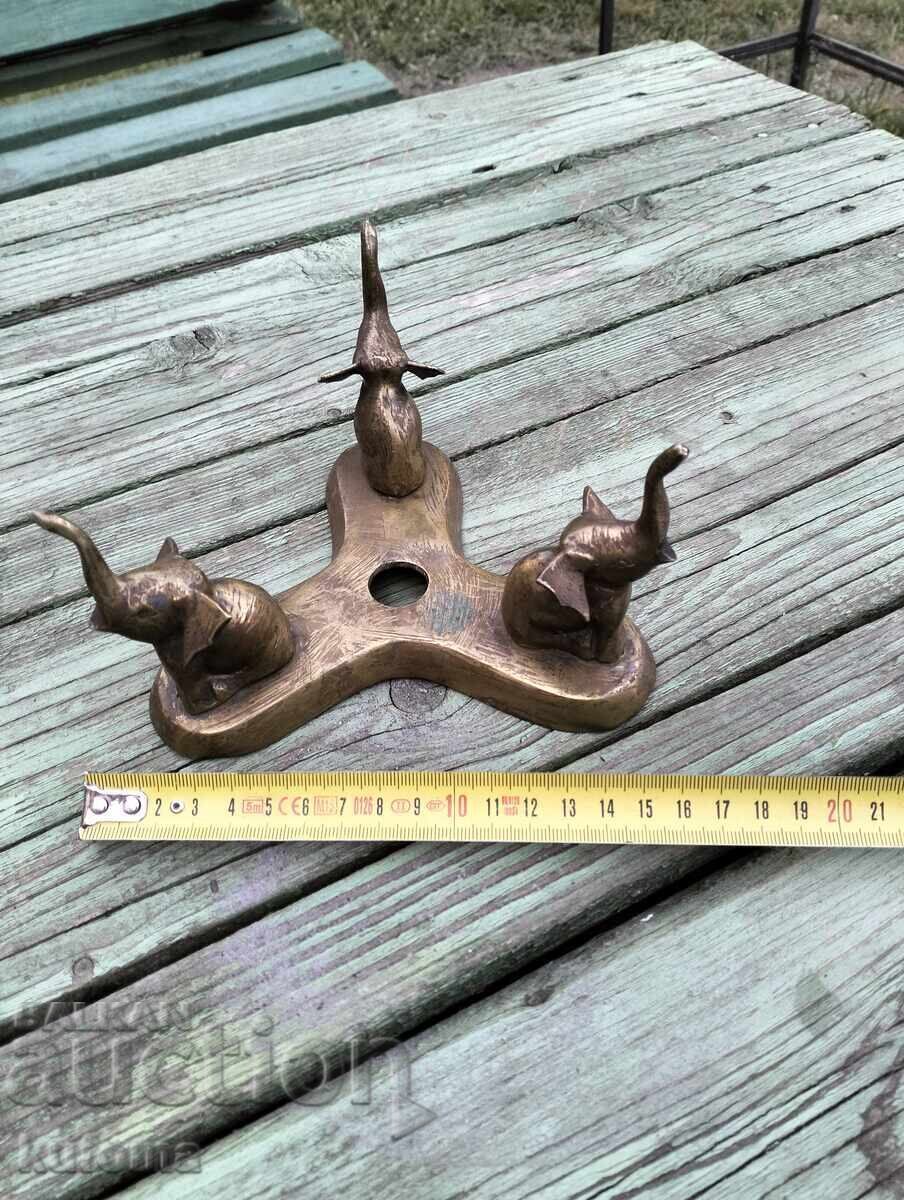 Бронзова стойка за поставяне на купа с цена € 20.44 | 39.98 лв.