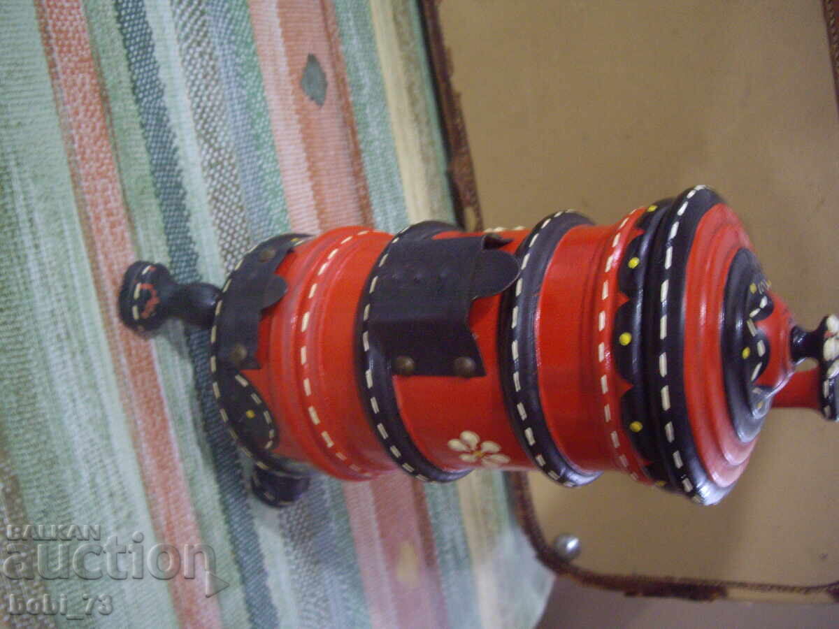 Дървена миниатюра на стара печка.