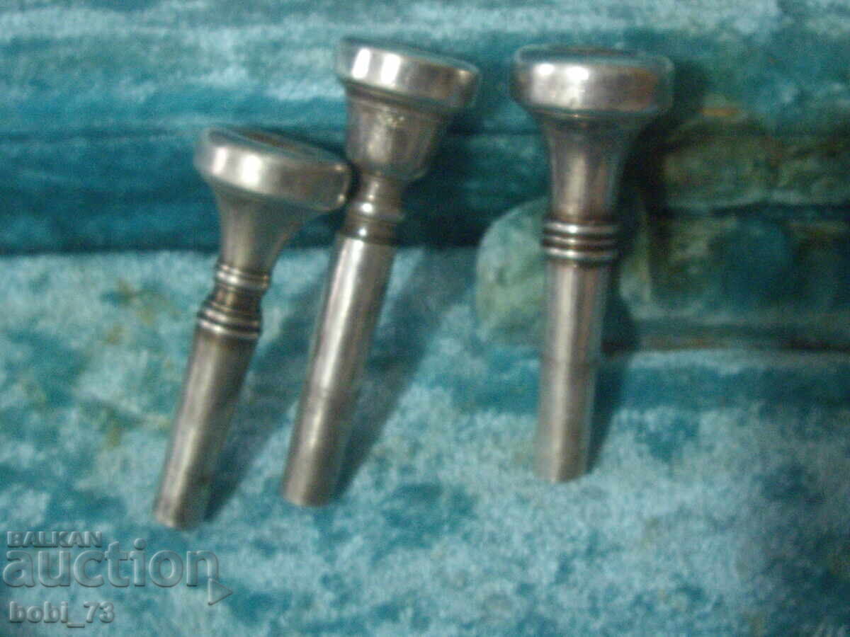 Delivery of Old, working trumpet with various accessories