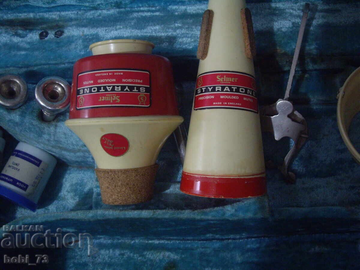 Old, working trumpet with various accessories - 7