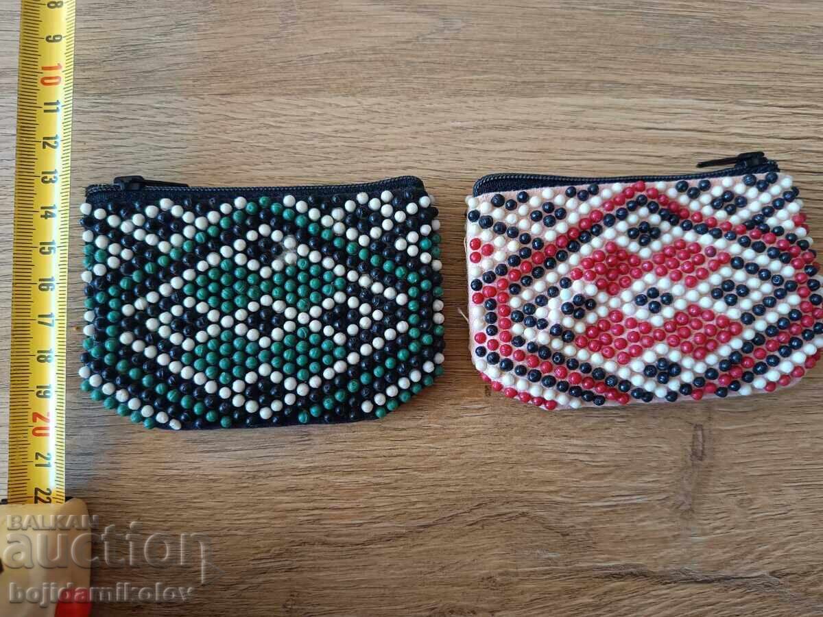 Licitație Două portofele cu mărgele de pe vremuri. Prețul este pentru ambele