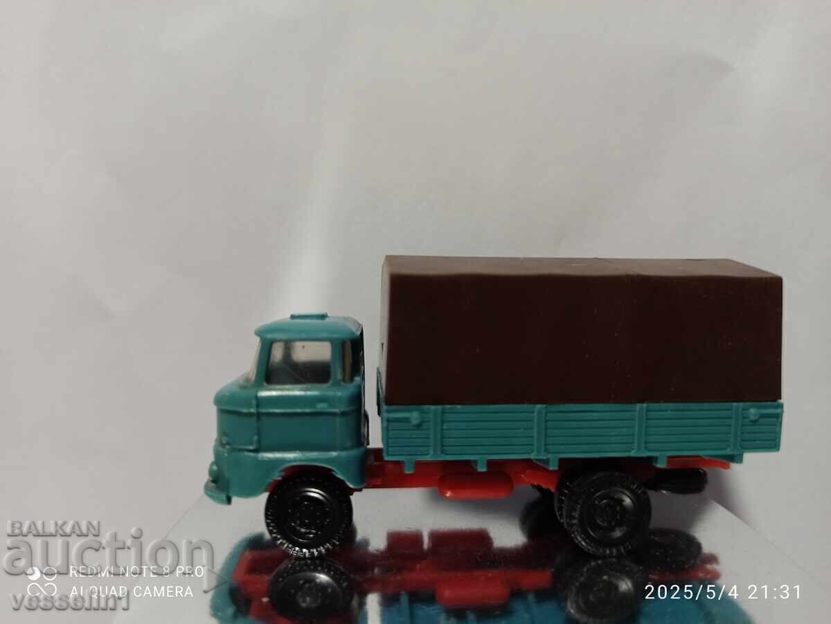 Vechiu camion de jucărie IFA 1/87 potrivit pentru diorama