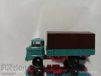 Vechiu camion de jucărie IFA 1/87 potrivit pentru diorama
