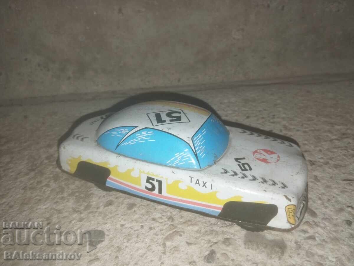 Доставка на Стара ламаринена кола с инерционен механизъм