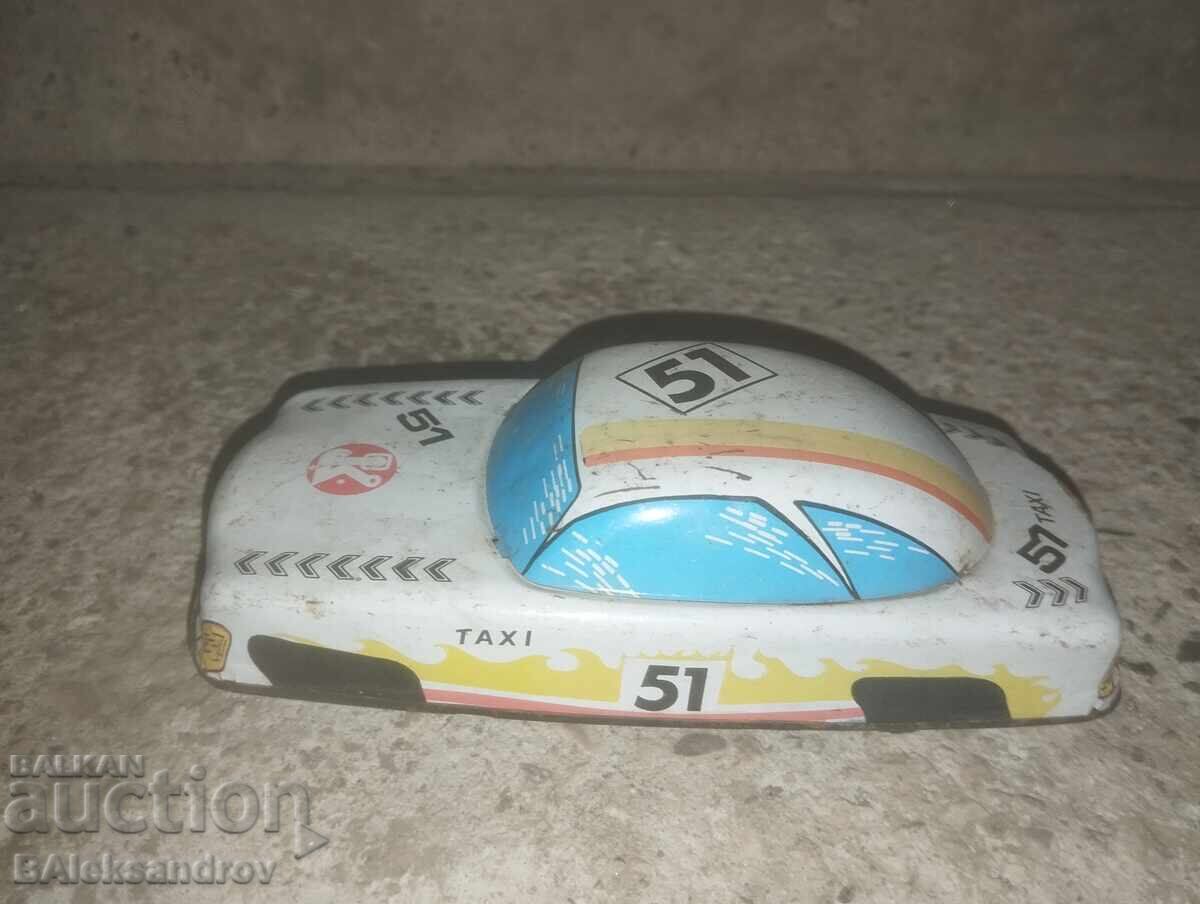 Стара ламаринена кола с инерционен механизъм