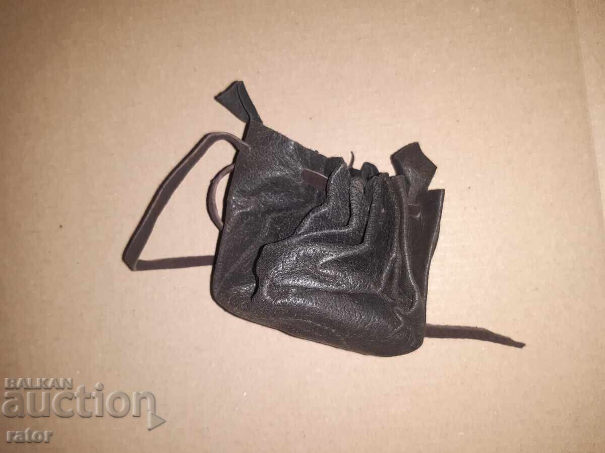 Delivery of Old chakmak, hearth, with flints and pungia, purse Delivery of Old chakmak, hearth, with flints and pungia, purse