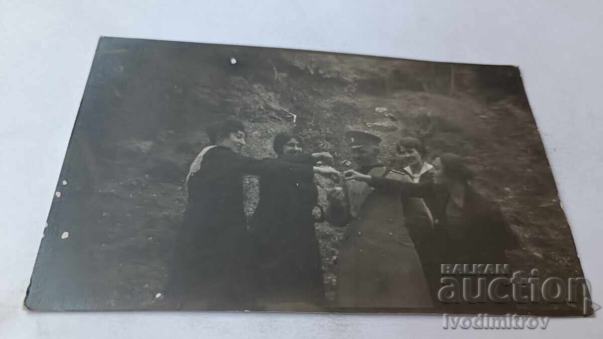 Φωτογραφία Αξιωματικού και τεσσάρων γυναικών Φωτογραφία Αξιωματικού και τεσσάρων γυναικών