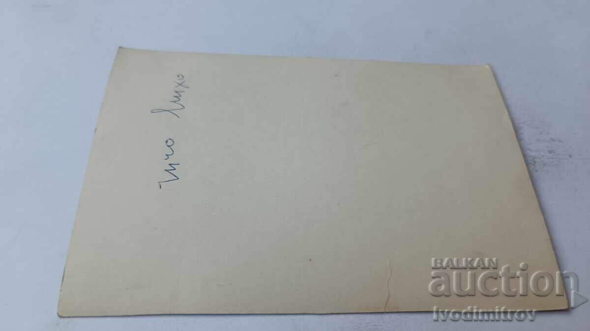 Fotografie Ofițer cu binoclu lângă râu mare cu preț 4.35 BGN | € 2.22