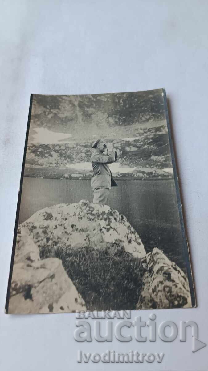 Fotografie Ofițer cu binoclu lângă râu mare